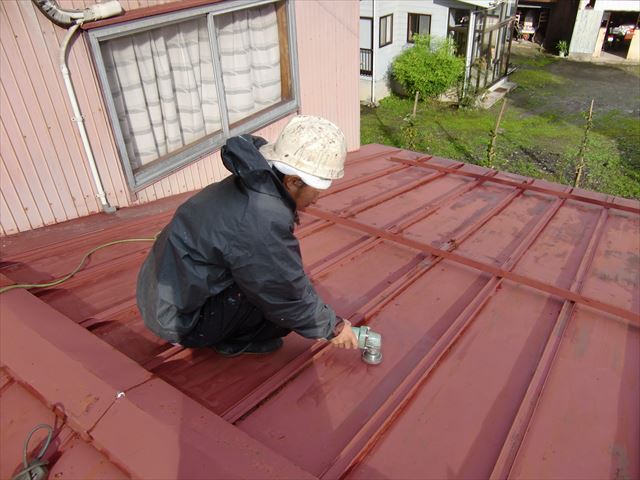 住宅屋根塗装工事　ケレン