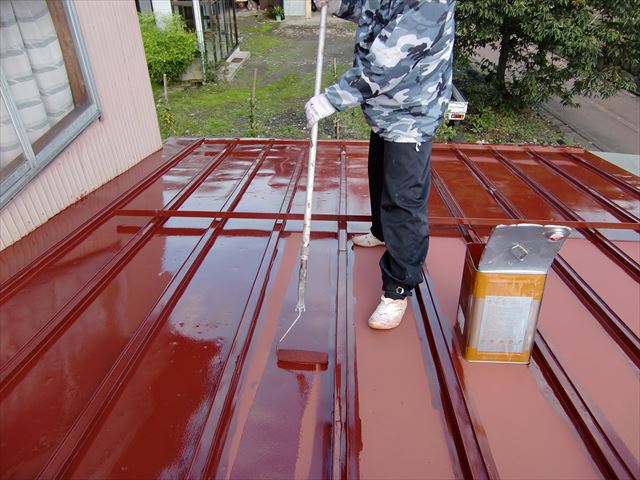 上越市板倉区の住宅屋根塗装工事　仕上げ塗装に進みます！