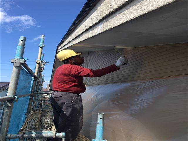 上越市大和地区の外壁張替え工事も軒天塗装及び破風板塗装工事へ！