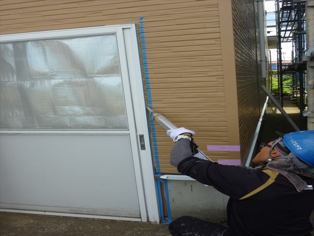 上越市の外壁張替え工事も防水コーキング工事を進めています。