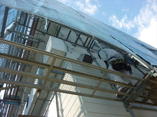 上越市板倉区の外壁塗装工事！軒天塗装始めます！高床住宅のため足場の上は高いです！