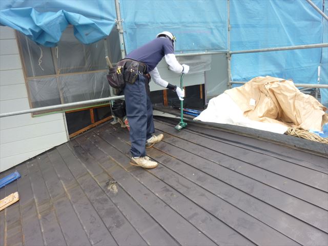 上越市板倉区地内の屋根工事を進めています。