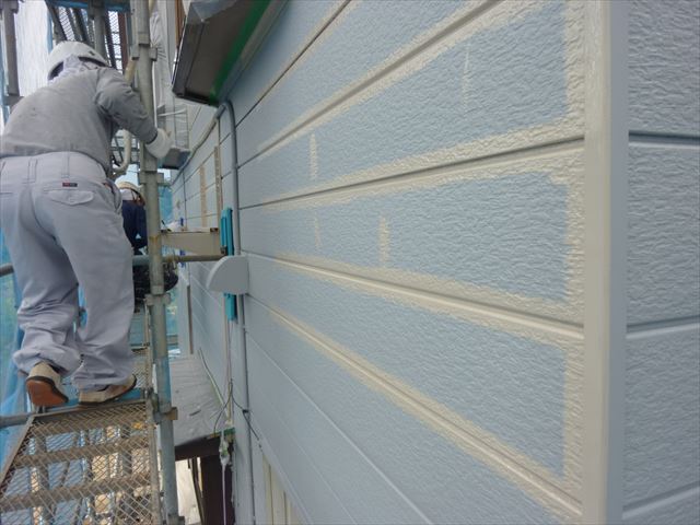 上越市での外壁塗装工事現場、屋根外壁処理を終え、中塗り上塗り塗装に入ります！