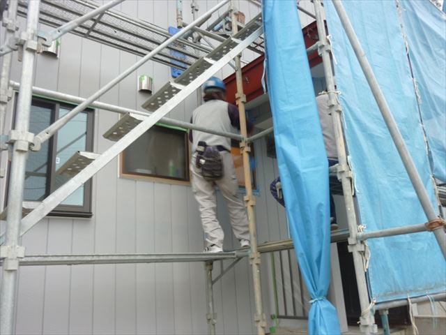 外壁塗装工事を実施！上越市板倉区地内の現場です！外壁のさび止め塗装を進めています！