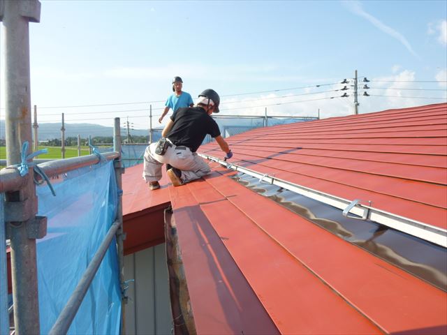 今回は前回に引き続いて屋根塗装の状況を報告します！上越市板倉区地内の外壁・屋根塗装工事です！