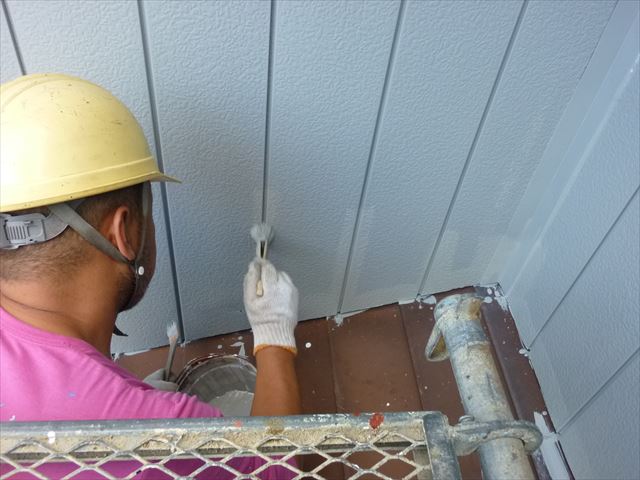 上越市板倉区地内でのY様邸住宅の外壁・屋根塗装工事です！外壁、破風板の仕上げの塗装に入りました！
