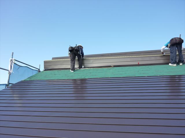 上越市の外壁塗装現場！屋根工事を進めています。高床住宅の外壁塗装も実施！