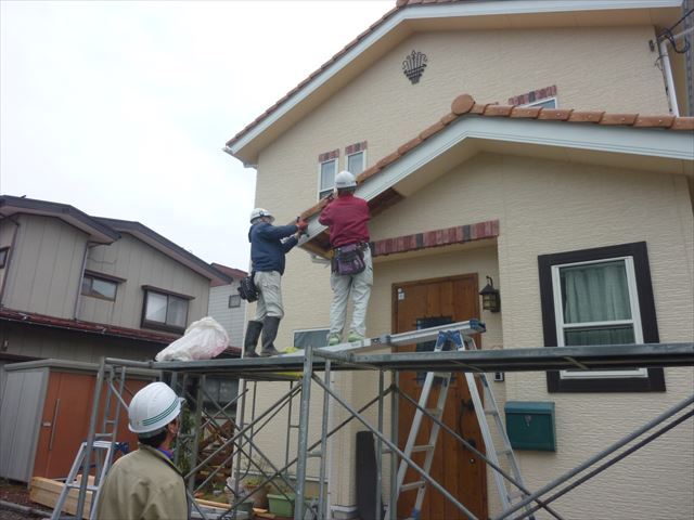 上越市高田地内での玄関庇の増築工事が始まりました！