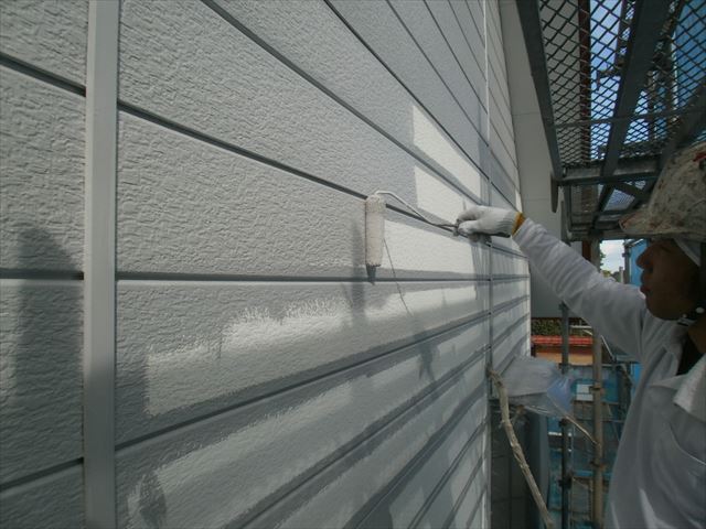 上越市板倉区の高床住宅、外壁塗装工事を行っています！破風板の塗装に続いては！